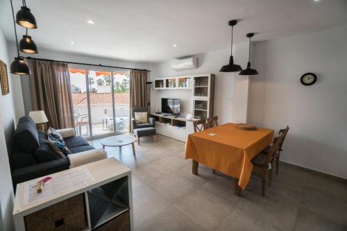 een woonkamer met een tafel en een bank bij Torresol 408 Menyber in Nerja