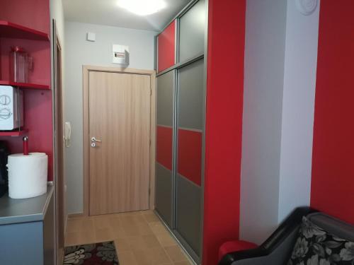 Sirena Holidays في رافدا: غرفة بها باب وجدار أحمر