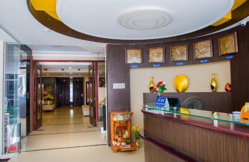 a lobby of a hotel with a reception counter at Le Duong Hotel in Nha Trang