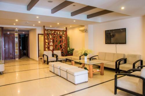 uma sala de estar com um sofá e uma mesa em Le Duong Hotel em Nha Trang