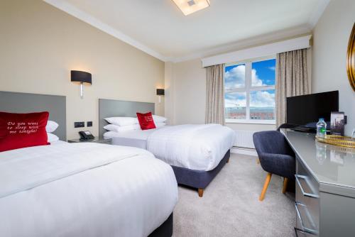 Postel nebo postele na pokoji v ubytování The Metropole Hotel Cork
