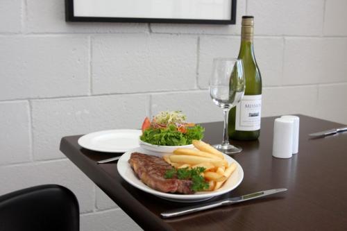 ホテルの敷地内または近くでの食事または食べ物