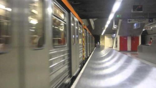 een metro stopt bij een metrostation bij Athens Central Apartment in Athene