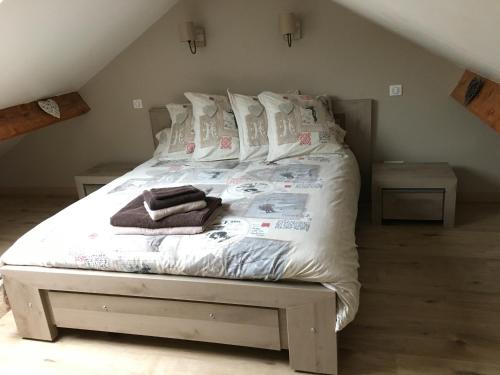 Schlafzimmer mit einem Bett mit weißer Bettwäsche und Kissen in der Unterkunft Chatihotes in Châtillon