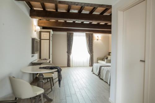 a hotel room with a bed and a table and chairs at Tenuta d'Ausilio in Vairano Patenora