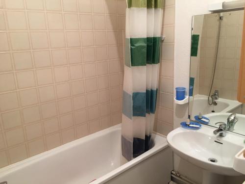 a bathroom with a sink and a tub and a toilet at Studio 6 personnes, Les Fontettes 2, La Joue du loup in La Joue du Loup