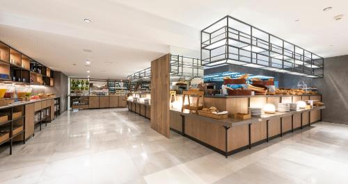 パルマ・デ・マヨルカにあるメリア パルマ マリーナの食べ物が置かれたカウンターのあるレストラン