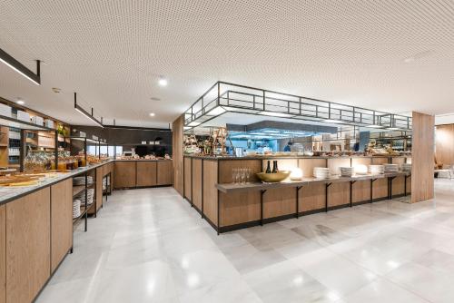 パルマ・デ・マヨルカにあるメリア パルマ マリーナの大きなキッチン(カウンター付)