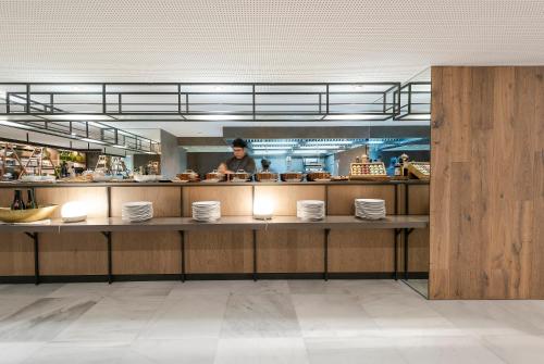 パルマ・デ・マヨルカにあるメリア パルマ マリーナの台所の料理人