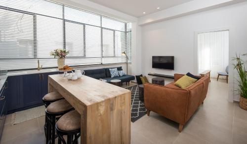 een keuken en een woonkamer met een tafel en stoelen bij Reines5 TLV in Tel Aviv