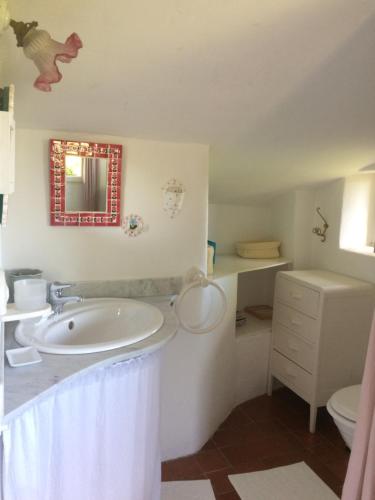 ein Badezimmer mit Waschbecken und Toilette in der Unterkunft B&B Chambre de Julie Le Jardin in Vaison-la-Romaine