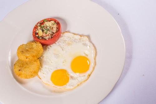 ホテルの敷地内または近くでの食事または食べ物