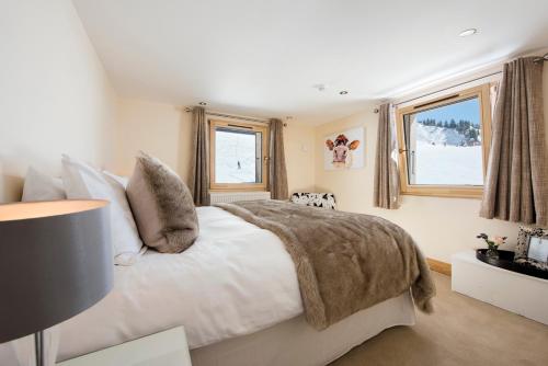 a bedroom with a bed and a window at Hotel du Lac in Villars-sur-Ollon