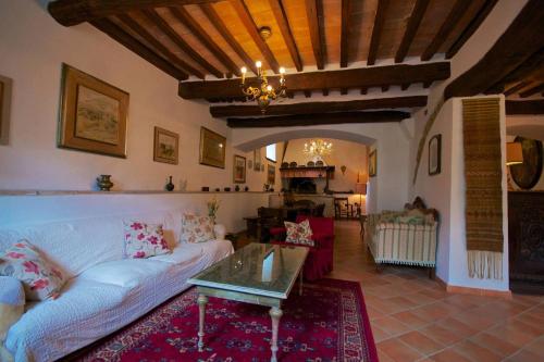 a living room with a white couch and a table at Agriturismo Corvaia in Radicofani