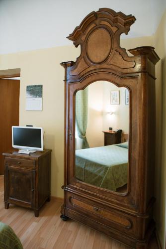 a large mirror in a room with a bed at Il Convento in Trino