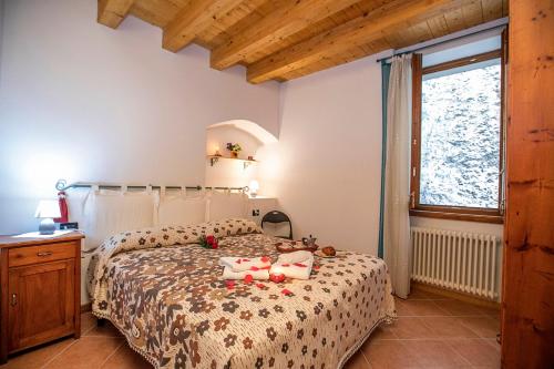 una camera da letto con un letto con un orsacchiotto sopra di Appartamento Centro Storico Riva a Riva del Garda