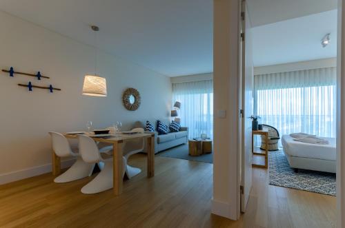 a living room with a table and a couch at Praia do Sal Resort in Alcochete