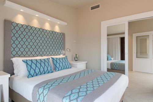 Un pat sau paturi într-o cameră la Cormoran Hotel