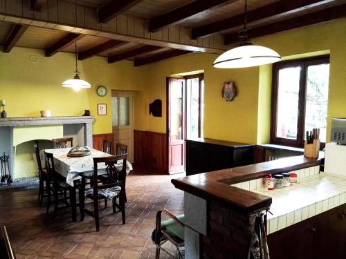 een keuken en eetkamer met een tafel en stoelen bij Talonno il frutteto in Invorio Inferiore