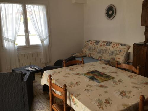 un salon avec une table et un canapé dans l'établissement Maison de vacances à St JEAN DE MONTS, à Saint-Jean-de-Monts