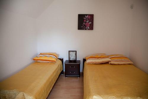 DębinaにあるSloneczny Zakatekのベッド2台が隣同士に設置された部屋です。