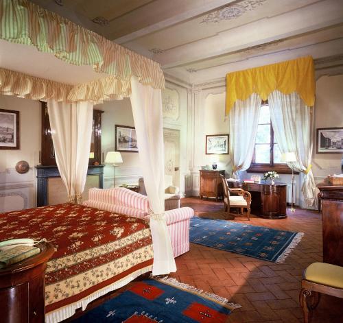 - une chambre avec un grand lit à baldaquin dans l'établissement Villa Il Poggiale Dimora Storica, à San Casciano in Val di Pesa