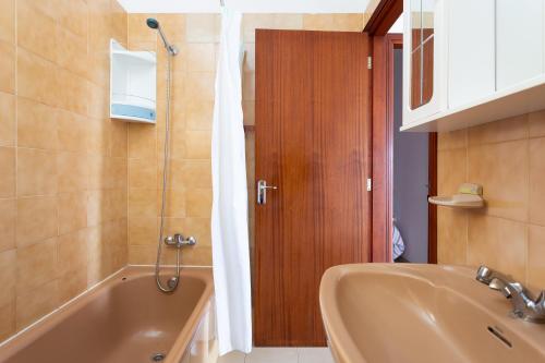 イコー・デ・ロス・ビノスにあるFinca La Gaviota - El Marmolのバスルーム(バスタブ、シャワー、シンク付)