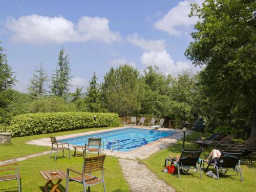 basen z kilkoma krzesłami wokół niego w obiekcie Belvilla by OYO Farmhouse in Radda with Garden w mieście Radda in Chianti