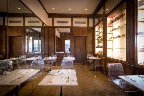 a restaurant with tables and chairs in a room at Grand Hotel Sitea in Turin