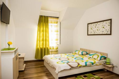フネドアラにあるPensiune Ștefaniaの小さなベッドルーム(ベッド1台、窓付)
