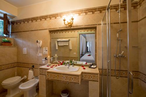 y baño con lavabo, aseo y ducha. en Agriturismo Il Sapore Della Luna, en Monteprandone