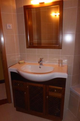 a bathroom with a sink and a mirror at Casa do Rio in Moita