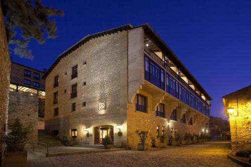 an old building in a city at night at Parador de Sos del Rey Católico in Sos del Rey Católico