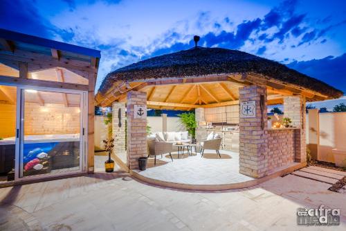 Ein Patio oder anderer Außenbereich in der Unterkunft Vila Alexandar 15