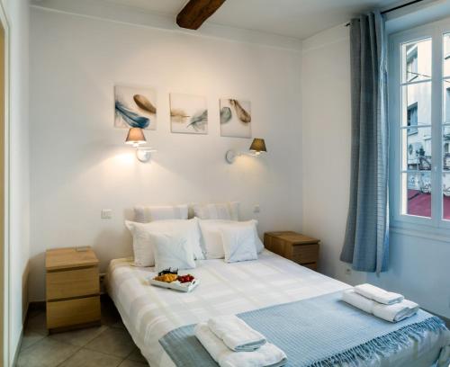 - une chambre avec un lit et un plateau de nourriture dans l'établissement Carousel, à Antibes