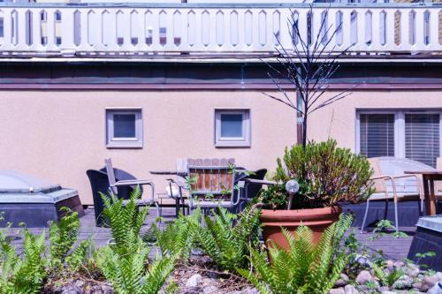 a patio with a table and chairs and plants at Teaterhotellet in Malmö