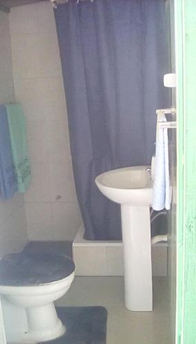 タラファルにあるponta gato residenceの白いトイレと洗面台のあるバスルーム