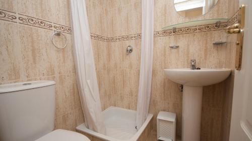 マニルバにあるMarina de la Duquesa 225のバスルーム(シャワー、トイレ、シンク付)
