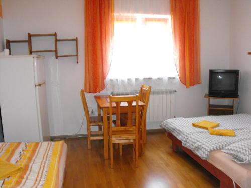 a small room with a table and chairs and a window at Noclegi u Brody in Hoczew