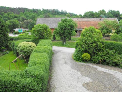 a gravel road leading to a house with bushes at Noclegi u Brody in Hoczew