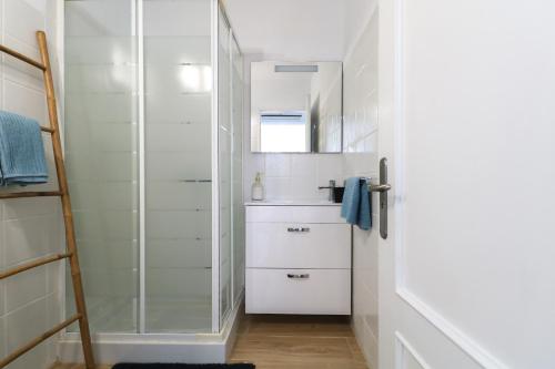 サンタクルス・デ・テネリフェにあるTabaiba Ocean View Apartmentのバスルーム(シャワー、シンク付)