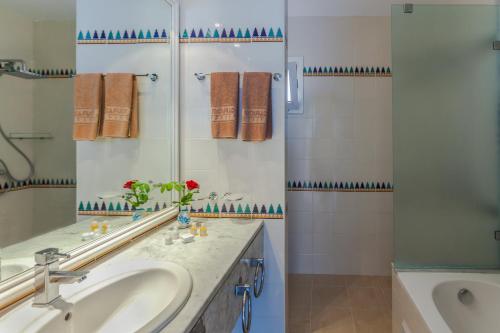 La salle de bains est pourvue de 2 lavabos et d'un miroir. dans l'établissement El Mouradi Djerba Menzel, à Midoun