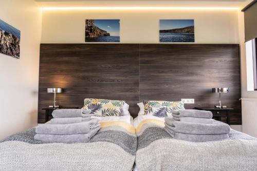 sypialnia z dużym łóżkiem z poduszkami w obiekcie Black Beach Guesthouse w mieście Þorlákshöfn