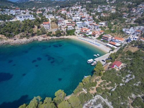 una vista aerea di una spiaggia con barche in acqua di Marilena Apartments a Patitiri