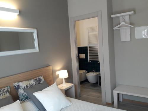 sypialnia z łóżkiem i łazienką w obiekcie Santa Marta Rooms - Vernazza w mieście Vernazza