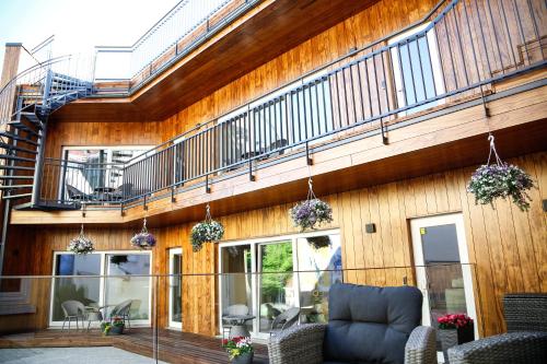 ein Haus mit einer Holzwand und einem Balkon in der Unterkunft Dönhoff Residence in Pärnu