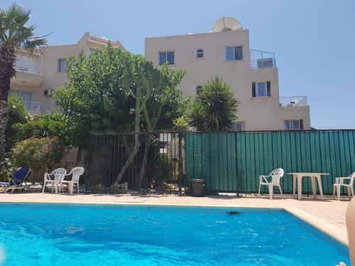 Bazén v ubytování Modern Apartment in Pafos Near the Sea nebo v jeho okolí