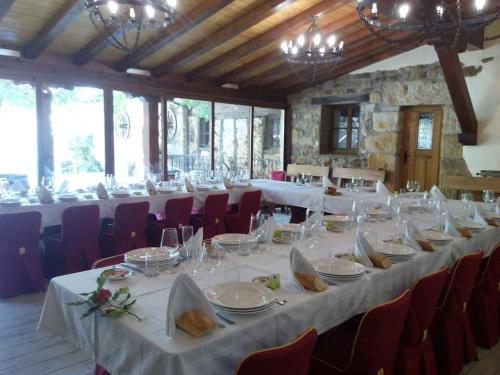 A restaurant or other place to eat at Posada el Molino de Cadalso