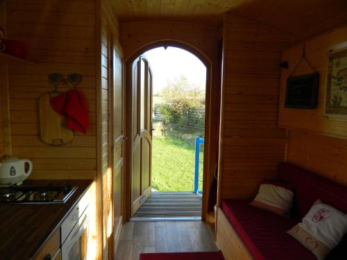 una vista interior de una cabaña con puerta abierta en La Canfouine en Lamballe