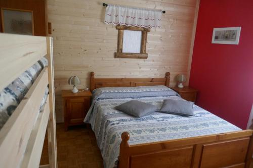 ein Schlafzimmer mit einem Bett mit zwei Kissen darauf in der Unterkunft Petite Maison 2 in Senin